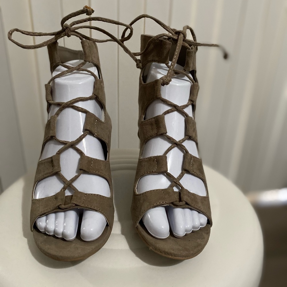 Taupe colored lease up wedge sandals 👡